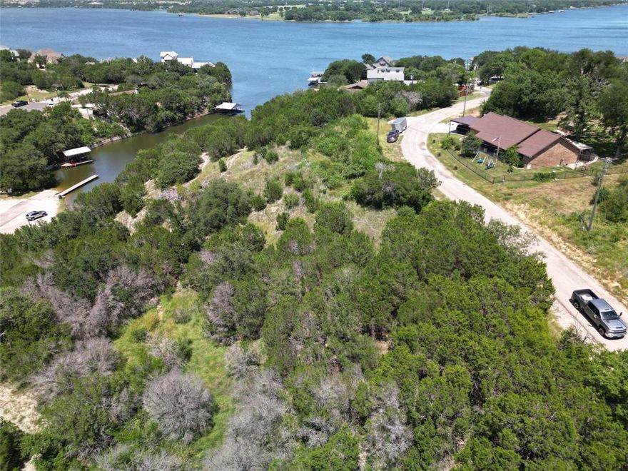 Vacant Lot, great opportunity to own a piece of land in the Canyon Creek Lakeside Community! Nestled in a peaceful
neighborhood near Lake Granbury, this lot offers a blend of country charm and city convenience. This lot is ready for your future home, weekend
retreat, or investment property. Just minutes from the historic Lake Granbury Square, you’ll enjoy local dining, shopping, lake access, and more.