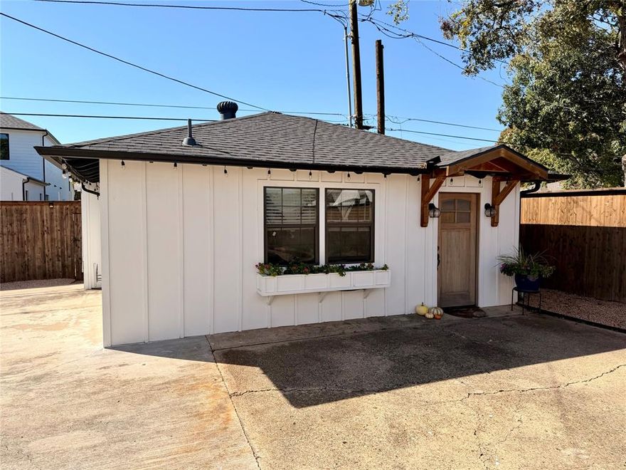 Efficiency accessory unit available for rent. Open concept, recently updated with gorgeous finishes. Gated parking. All
bills paid with the exception of internet & cable.