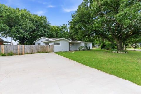 Photo of 2204 Dunloe Avenue, Dallas, TX 75228 (MLS # 21297381)