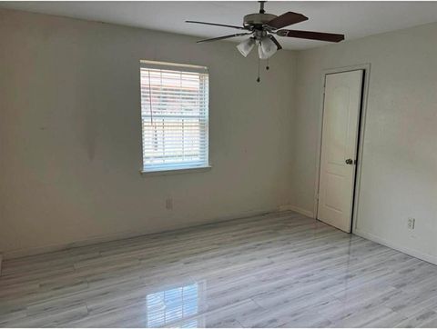 Tiny photo for 802 Matthews Court, Arlington, TX 76012 (MLS # 21341294)