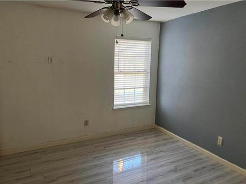 Tiny photo for 802 Matthews Court, Arlington, TX 76012 (MLS # 21341294)