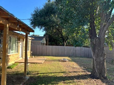 Tiny photo for 802 Matthews Court, Arlington, TX 76012 (MLS # 21341294)
