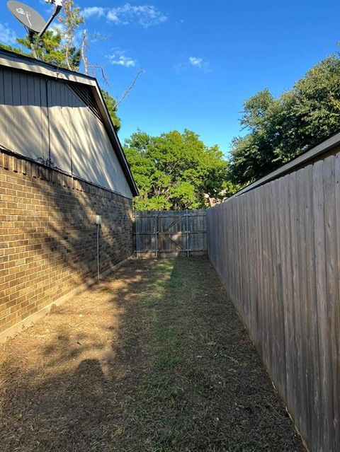Tiny photo for 802 Matthews Court, Arlington, TX 76012 (MLS # 21341294)