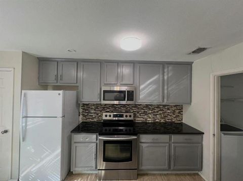 Tiny photo for 802 Matthews Court, Arlington, TX 76012 (MLS # 21341294)
