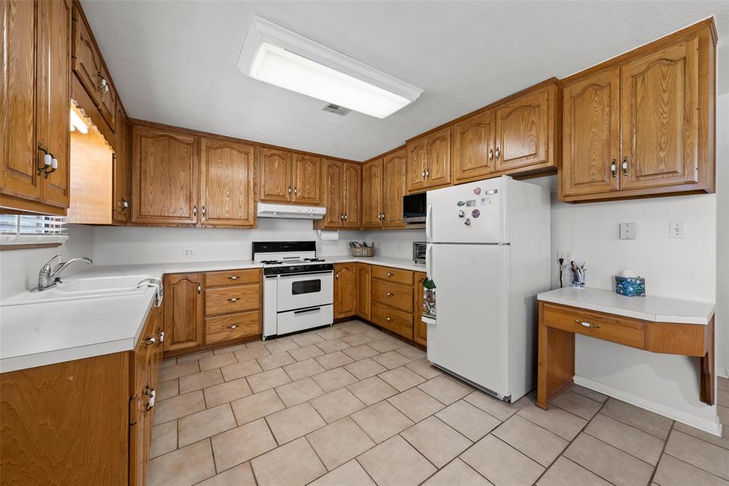 Holmes E W - Residential