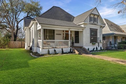 Photo of 1618 N 6th Street, Waco, TX 76707 (MLS # 21141977)