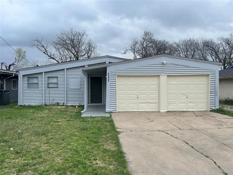 Photo of 2442 SE 14th Street, Grand Prairie, TX 75051 (MLS # 21196013)
