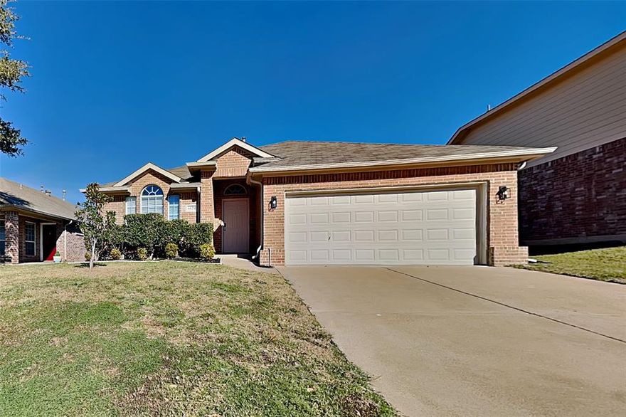 Charming 3 bed, 2  bath 1,844 sq ft home in Fort Worth! Open kitchen concept with updated counters. Primary suite with attached bathroom. Spacious backyard, great for gatherings! Pets accepted on a case by case basis. Additional admin fees apply. The Fireplace is decorative. Schedule your showing today! This home is as-is.  

This home may be located within a Homeowners Association (HOA) community. If so, residents will be responsible for adhering to all HOA rules and regulations. Please contact your agent or landlord's agent for more information.