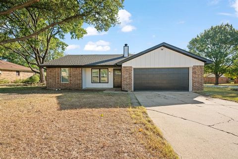 Photo of 517 Black Oak Lane, Burleson, TX 76028 (MLS # 21092390)