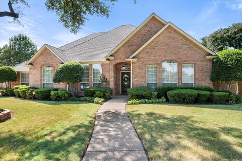 Photo of 6 Inverness Court, Mansfield, TX 76063 (MLS # 21367971)