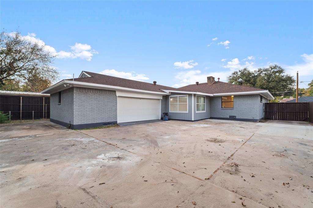 Country Club Manor - Residential