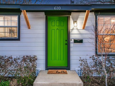 Photo of 610 E Texas Street, Grapevine, TX 76051 (MLS # 21252369)
