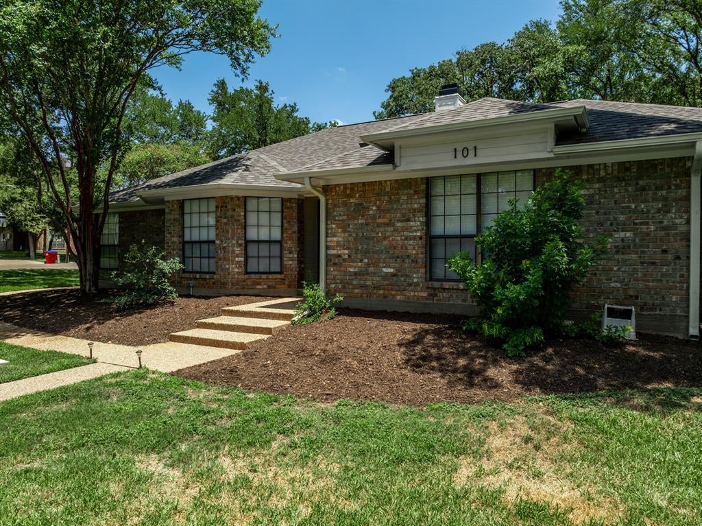 101 Lost Oaks Drive