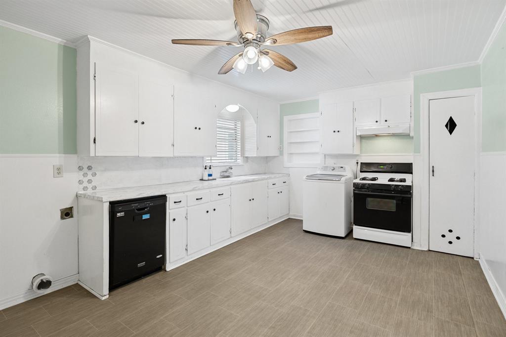 Arlington, Texas 76011, United States, 3 Bedrooms Bedrooms, ,1 BathroomBathrooms,Residential,Pending,165935