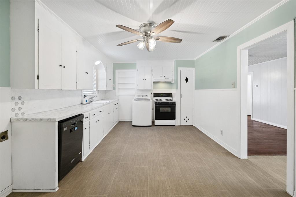 Arlington, Texas 76011, United States, 3 Bedrooms Bedrooms, ,1 BathroomBathrooms,Residential,Pending,165935