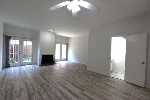 Photo of 2727 Shelby Avenue #M, Dallas, TX 75219 (MLS # 21396638)