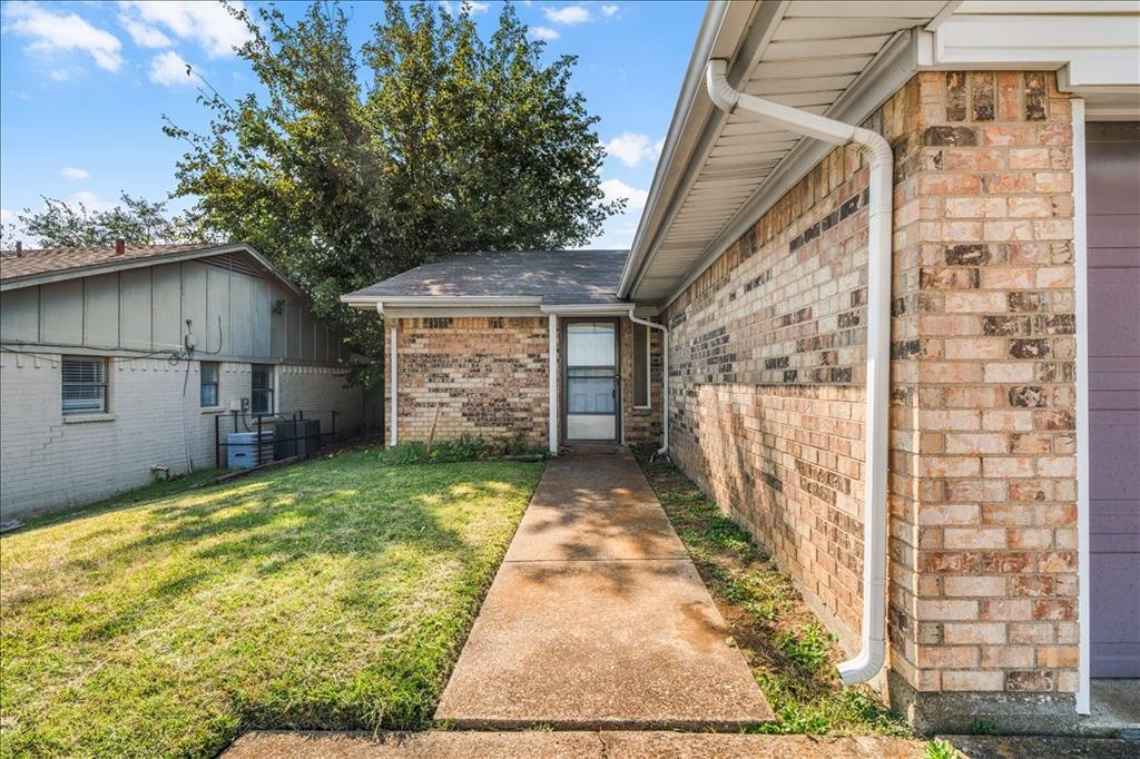 6817-6819 W Cleburne Road