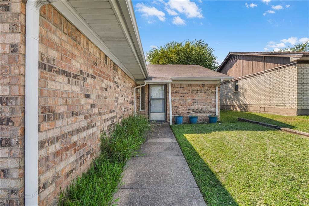 6817-6819 W Cleburne Road