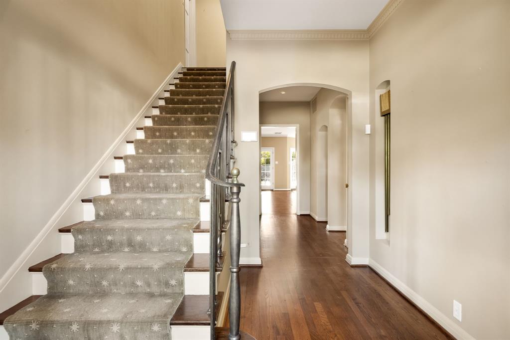 6214 Deloache Avenue