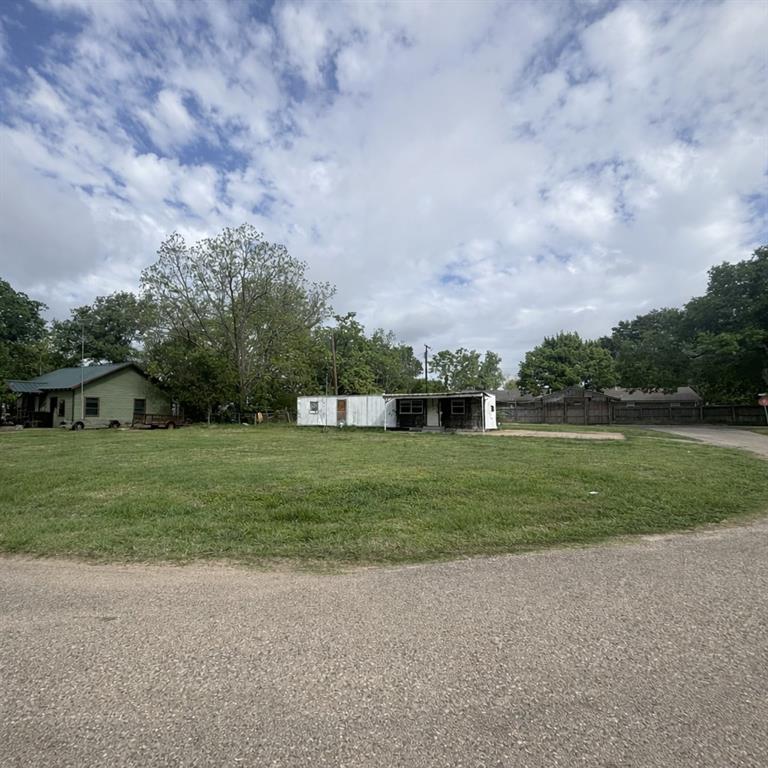211 E Railroad St Street