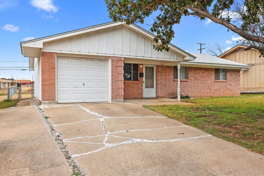 This 3-bed, 1.5 bath mid-century home has been in the same hands for half a century - and it shows. Structurally solid with vintage charm intact! Perfect for a first time buyer or investor. Selling as-is, with no repairs by seller.