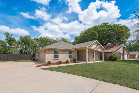 Photo of 412 Town North Drive, Terrell, TX 75160 (MLS # 21224851)