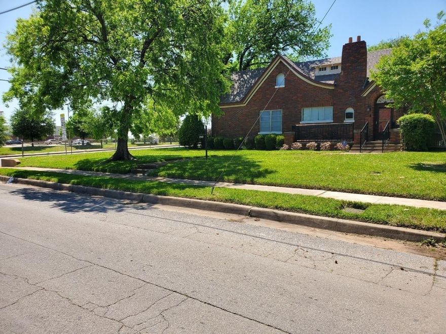 Submit All offers Seller is motivated!!!! Price has been adjusted for as is purchase. 

This 3-bedroom, 2-bath gem in Fort Worth’s desirable Eastside is full of charm and opportunity! Nestled in a quiet, established neighborhood, this home offers great bones, a detached garage, and loads of potential for the right buyer.

With just a little TLC and updating, this property could be transformed into a stunning personal residence or a high-yield investment. Whether you're a seasoned investor or a buyer looking to build equity, this is a rare find at an unbeatable price.

Key Features:
3 spacious bedrooms
2 full bathrooms
Detached 2-car garage
Generous lot with mature trees
Classic layout with great natural light
Located in a peaceful, well-kept community
Minutes from shopping, schools, and major highways
Needs cosmetic updates—perfect for a flip, rental, or forever home with your personal touch!

Priced to Sell at $2599000! Property is being sold as is.