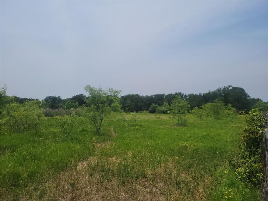 Rare NON RESTRICTED 28 acre property in well desired Corsicana. Come build what you want how you want. This beautiful 28 acres offers 2 well stocked ponds, wonderful country views and all the wildlife Texas has to offer. Property is located right off of ST Hwy 31 which is a prime location perfect for multi family, commercial, residential, or just a fun get away spot. Minutes away from Texas' third largest lake, Richland Chambers, which boasts some of the best fishing Texas has to offer. Don't wait this property won't last long. 
Buyer or buyers agent to verify all info