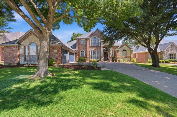 869 THOMAS CROSSING DR, BURLESON, TX 76028 - Image 3471e3a4c3b0e2c6f8d4f431a1d83dfd/4129659284