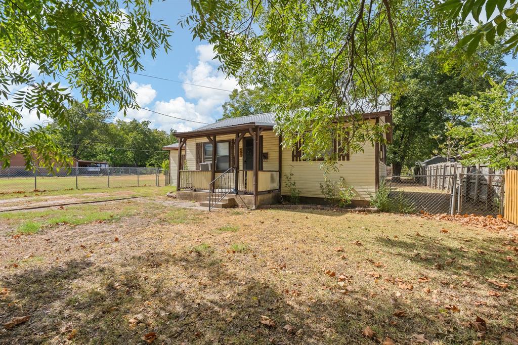 706 W Lone Star Avenue