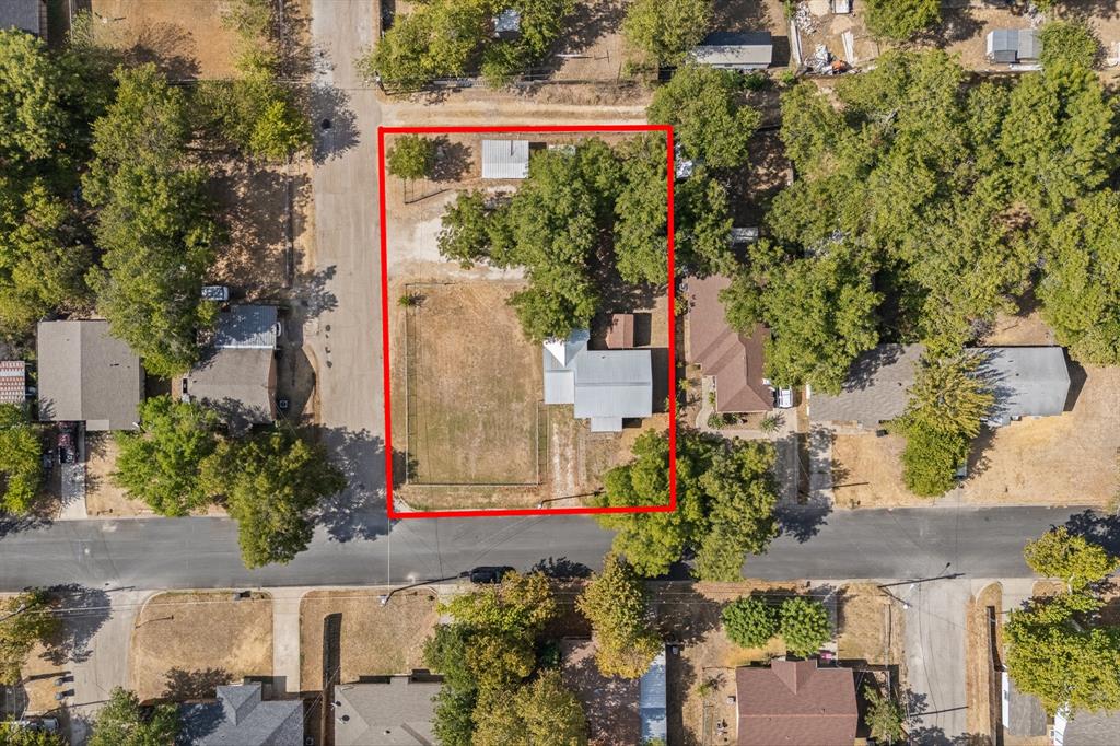 706 W Lone Star Avenue