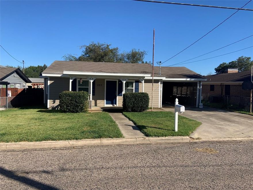 Neatly updated home in nice community featuring 01 20 2021 new vinyl wood flooring, new kitchen, new bathroom
Ac Heating, Hot water heater, painting and much more. Quick access to Lake Texoma.