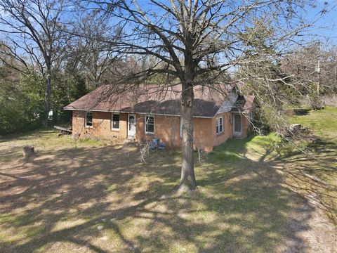 Photo of 615 Quitman Street, Pittsburg, TX 75686 (MLS # 21280396)