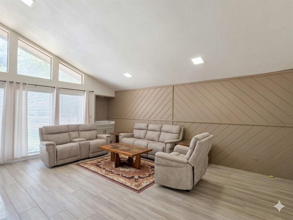 936 E Berkeley Drive