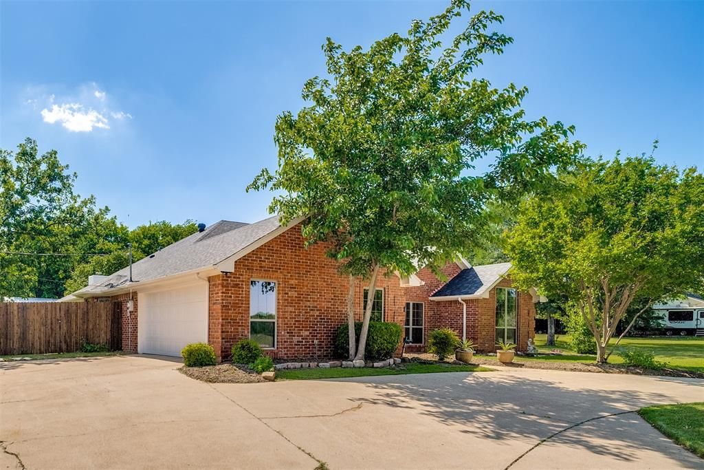 Photo of 4110 Country Lane, Granbury, TX 76048 (MLS # 21252385)