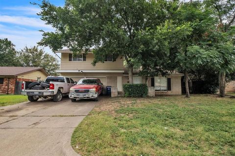 A home in Everman