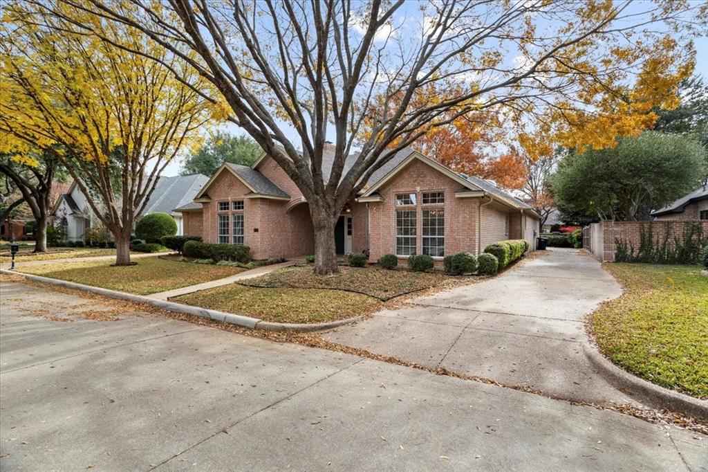 2833 Manorwood Trail