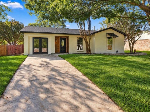 Photo of 904 Dayton Road, Mansfield, TX 76063 (MLS # 21394392)