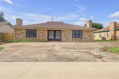 Photo of 919 Southmoor Drive, Arlington, TX 76010 (MLS # 21372937)