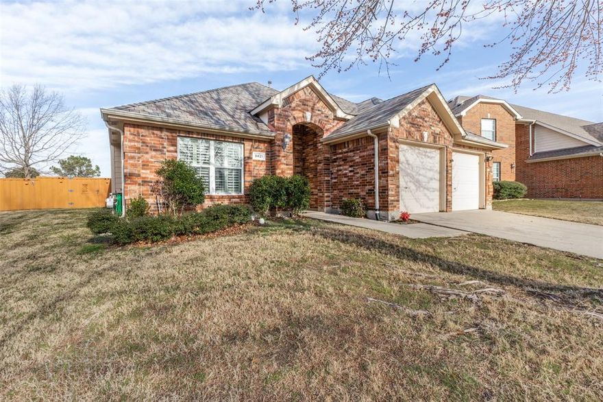 HUGE BACKYARD ON THE GOLF COURSE! Beautiful wood and rod iron fencing so you will have plenty of privacy and still see the golf course.  Inside the home you will notice the high ceilings throughout and a well laid out split floorpan. Large bathrooms to give everyone plenty of space. The primary bedroom has a jetted tub that would be inviting after a long day.  The dining room can be used in a variety of ways such as an office or a flex space. A nice use of space is the eat in kitchen with bench seating by the bay window. The garage would be the perfect man cave with storage space, a work bench, and indoor outdoor carpet.  Beautiful neighborhood with wide sidewalks. This home has only been occupied by one person since it was built. You could be the second!!