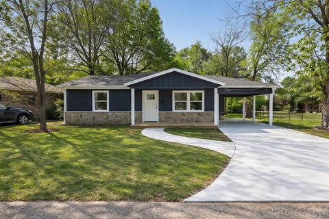 Photo of 2009 W Sherman Street, Paris, TX 75460 (MLS # 21223727)