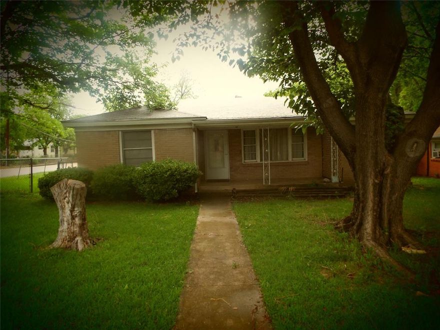 Great Opportunity for 1st Time Home Buyer In An Established Neighborhood. Home has 3 bedrooms 2 full bath on oversized lot.. Won't Last.