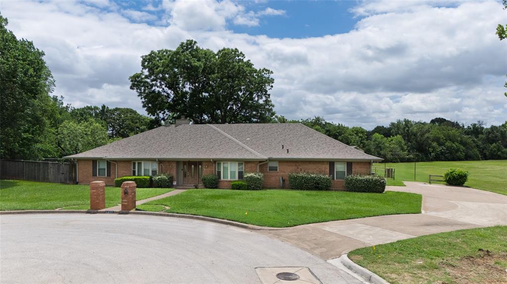 1215 Oakwood Trail