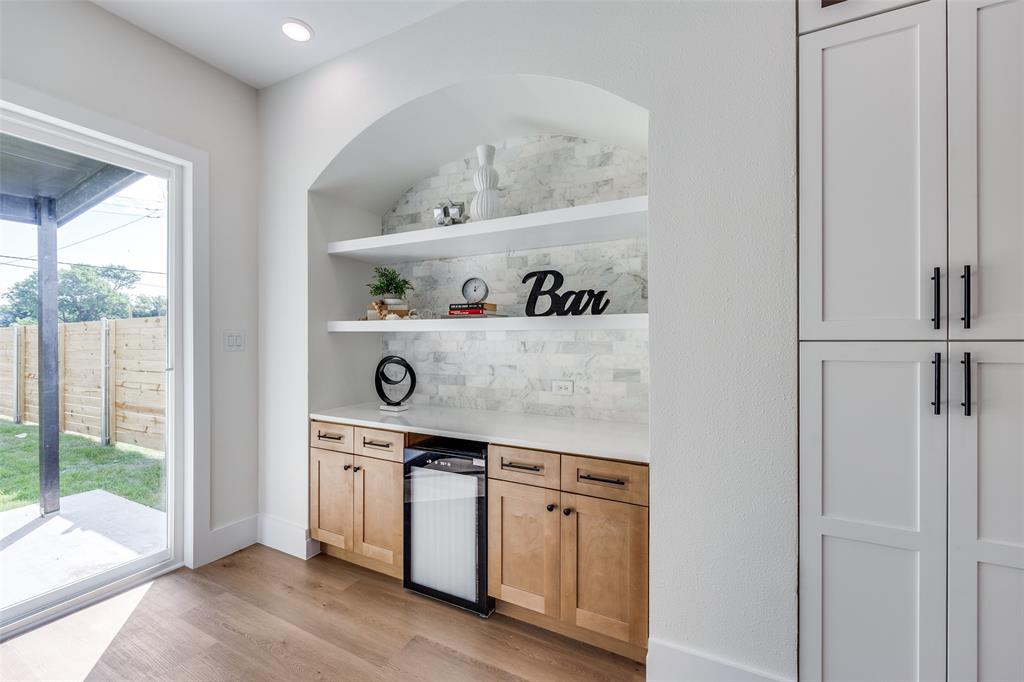 BARNES & MITCHELLS GRAND AVE - Residential Income