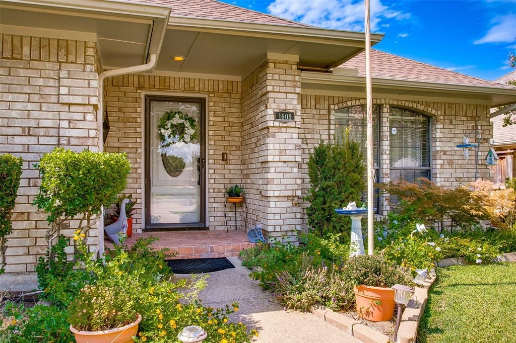 Photo of 1609 Buena Vista Avenue, Garland, TX 75043 (MLS # 20430791)