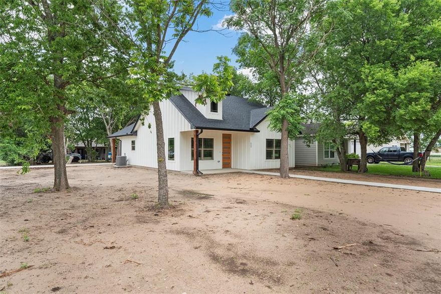 Beautiful, custom build farm stile home! New construction, open concept, custom build cabinets, three bedroom, two baths, plenty of natural light. Long drive way concrete, with inn city limits.