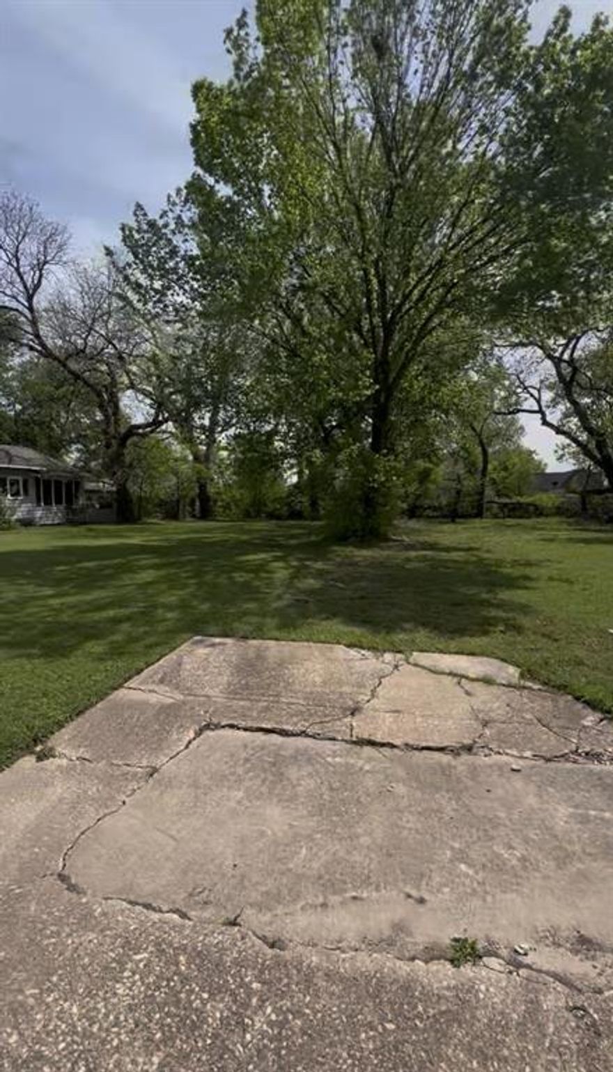 Build your vision from the ground up on this prime lot in Sherman, TX. Located at 516 E Sycamore St, this property offers a great opportunity for builders, investors, or anyone ready to create something custom. Situated in an established area with nearby homes and ongoing growth, this lot provides convenient access to local amenities, dining, and major roadways.