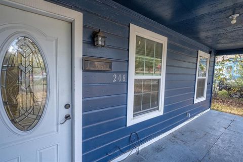 Photo of 208 3rd Street, Whitesboro, TX 76273 (MLS # 21240834)