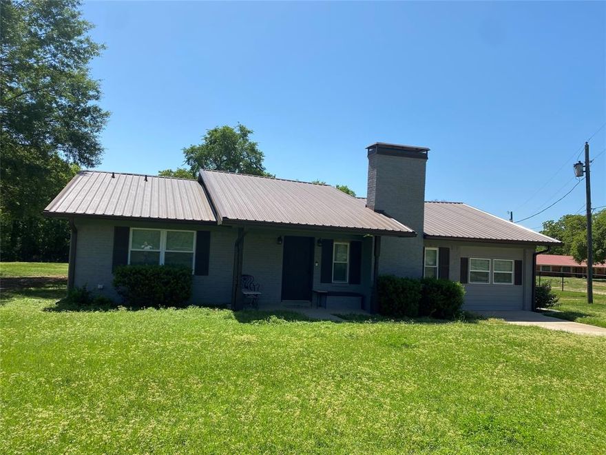 THIS IMMACULATE AND READY MOVE IN HOUSE IS READY FOR NEW FAMILY WITH 3 BEDS AND 2 BATHS ,FULL SIZE GARAGE WITH A WORKSHOP,FULLY FENCED WITH GATED ENTRANCE,IF YOU LIKE A QUIET LIVING AND BE  NEAR OF EVERYTHING,PLEASE DON'T LET THIS ONE GO BY.