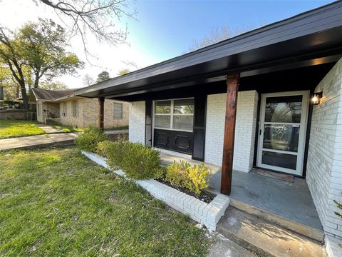 Photo of 1501 W Chestnut Street, Denison, TX 75020 (MLS # 21205953)
